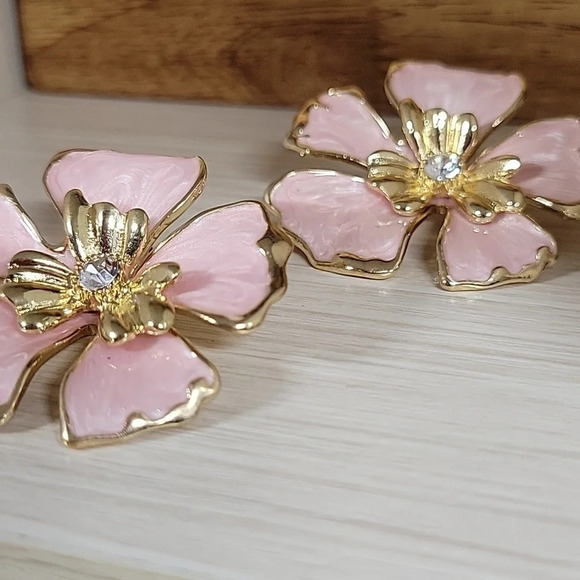 🔥LAST PAIR🔥 BOLD BLOSSOM STATEMENT EARRINGS - Picture 8 of 9